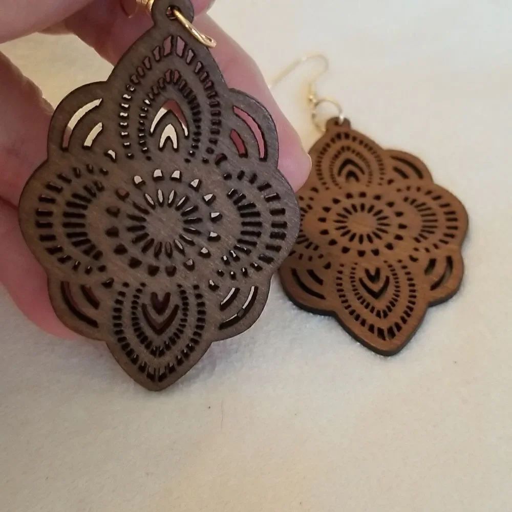 Carved dangle earrings - Picture 2 of 3